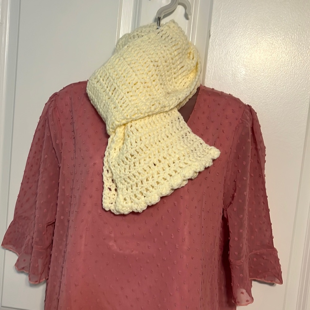 2 for $25 🧡🆕 🎉HP🎉 Hand-crocheted ivory scarf with scalloped edge